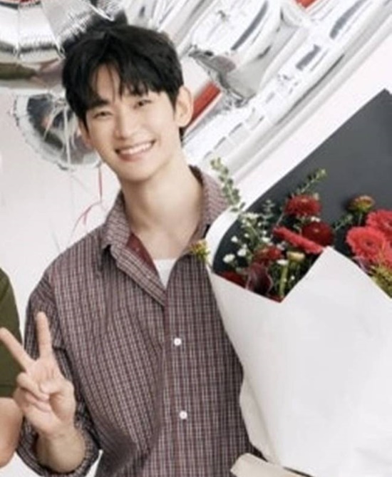 배우 김수현이 약 1년 4개월 만에 공식 광고 촬영에 나서면서 사실상 활동 재개의 신호탄을 쐈다. 14일 필리핀 의류 브랜드 '벤치' 광고 영상과 화보 촬영 현장이 공개되면서 팬들의 반가움과 함께 향후 복귀 행보에 대한 관심도 커지고 있다. /벤 찬 인스타 캡처
