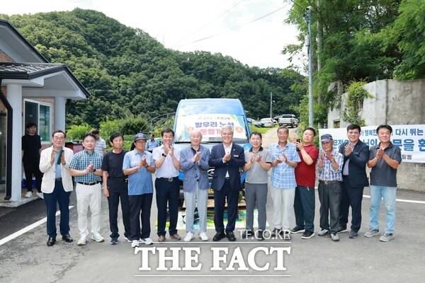14일 금산군 부리면 원방우리 마을회관 앞에서 공공형 버스 노선 개통 기념 행사가 열리고 있다. /금산군