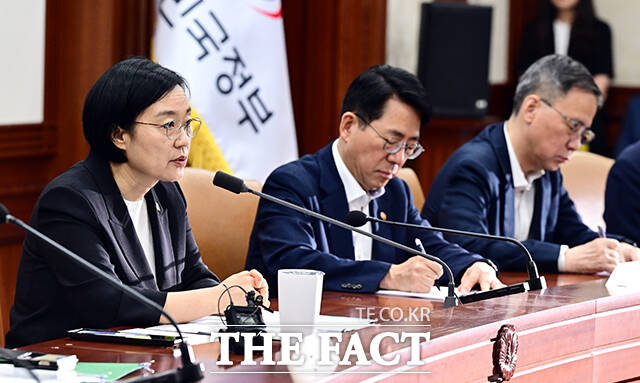 한성숙 국무총리가 15일 오전 서울 종로구 정부서울청사에서 열린 비상경제점검회의에 참석해 모두발언을 하고 있다. /임영무 기자