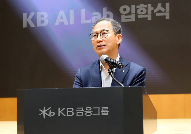지난 14일 서울 여의도 KB국민은행 신관에서 진행된 '2026년 상반기 그룹 AI·데이터 혁신 세미나'에서 양종희 KB금융그룹 회장이 임직원들에게 인사말을 하고 있다. /KB금융그룹