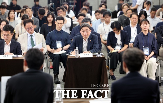 이억원 금융위원장이 15일 오후 서울 중구 은행회관에서 열린 '부동산 금융정책 국민 의견 경청 토론회'에서 국민의 목소리를 경청하고 있다. /뉴시스