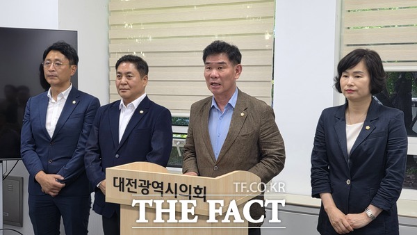 국민의힘 소속 대전시 동구의원들이 15일 대전시의회 기자실에서 기자회견을 갖고 더불어민주당 소속 의원들을 향해 원 구성 협상을 요구하고 있다. /정예준 기자