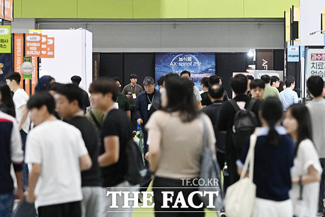 2026 농식품 테크 스타트업 창업박람회가 15일 오전 서울 강남구 코엑스에서 열린 가운데, 관람객들이 부스를 둘러보고 있다. /김성렬 기자