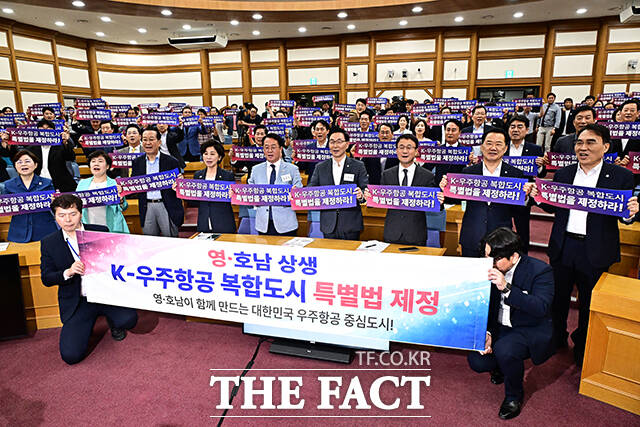 기념사진 촬영하는 참석자들.