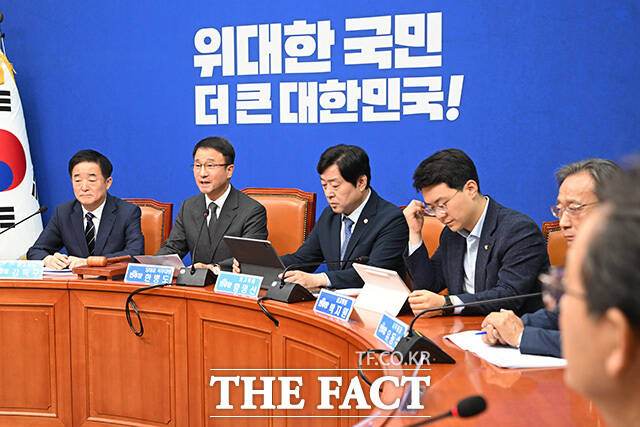 최고위원회의에서 모두발언하는 한병도 당대표 직무대행 겸 원내대표(가운데).