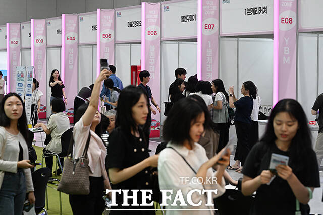 2026 강남구 행복 일자리 박람회가 15일 오전 서울 강남구 코엑스에서 열린 가운데, 관람객들이 전시장을 둘러보고 있다. /김성렬 기자