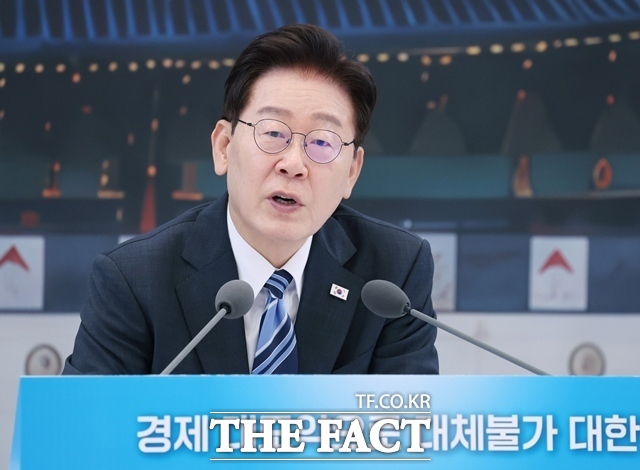 이재명 대통령이 15일 오전 청와대 영빈관에서 진행된 업무보고에서 삼성전자·SK하이닉스 단일종목 레버리지 ETF 논란과 관련해 금융당국에 신속한 보완 대책 마련을 주문한 가운데 국민의힘은 김용범 청와대 정책실장의 해임을 촉구했다. /뉴시스