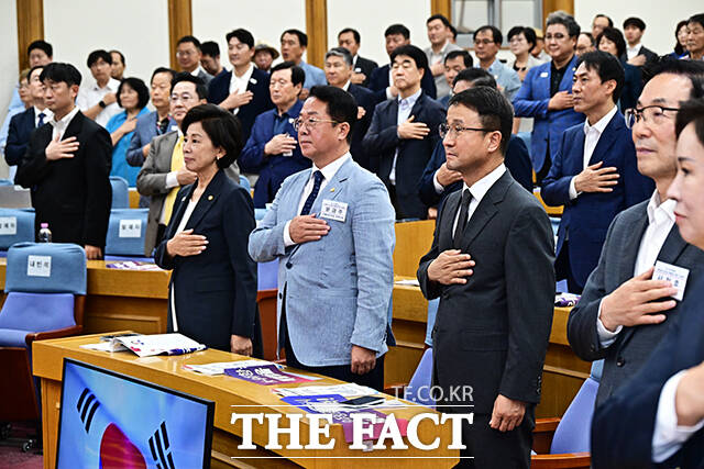 국기에 대한 경례하는 참석자들.