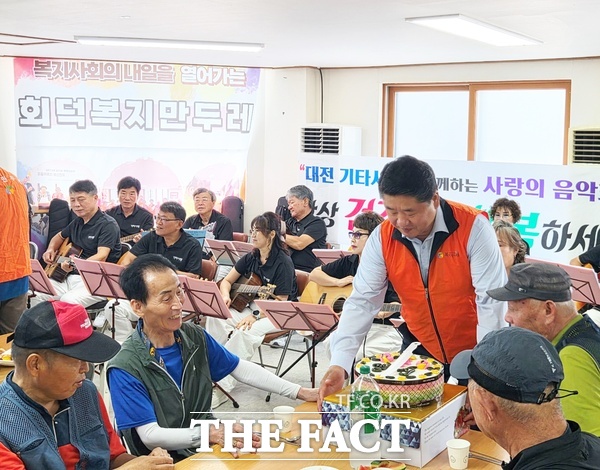 대전시 대덕구 회덕동복지만두레가 15일 관내 홀몸 어르신 등 소외계층 어르신들을 모시고 기력 회복을 위한 생신 잔치를 진행했다. 김형식 만두레 회장이 직접 음식을 나르며 어르신들을 챙기고 있다. /회덕동복지만두레