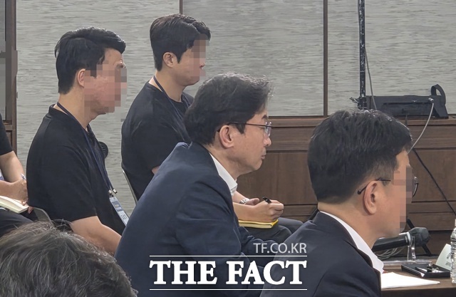 이억원 금융위원장이 15일 서울 중구 은행회관에서 열린 '부동산 금융 정책 경청 토론회'에서 국민들의 목소리를 경청하고 있다. /이한림 기자