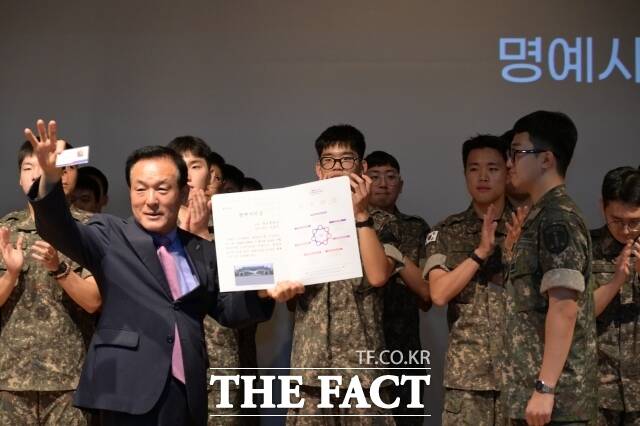백성현 논산시장이 15일 '2026년 여섯 번째 전역 장병 행사'에서 전역 장병 80명을 명예시민으로 위촉하고 있다. /논산시
