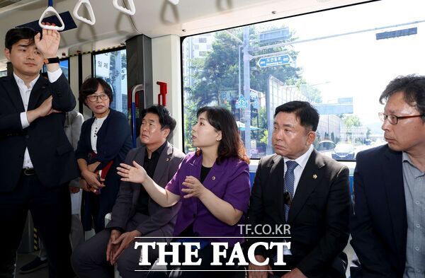 대전시의회 산업건설위원회(위원장 하경옥)가 신교통수단(3칸 굴절차량) 시범사업의 정상 추진이 불투명해진 상황과 관련해 현장을 직접 찾아 실태를 점검하고 있다. /대전시의회