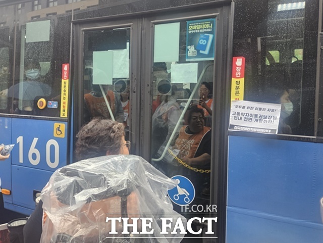 전국장애인차별철폐연대(전장연)가 15일 오전 서울 도심에서 버스 탑승 시위를 벌였다. 출근길 비가 내리는 가운데 곳곳에서는 시민들과 크고 작은 충돌이 빚어졌다. /이다빈 기자