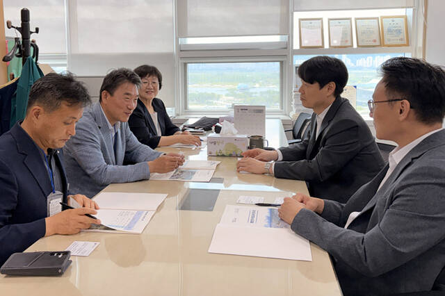 안병윤 예천군수(왼쪽 가운데)가 14일 행정안전부를 방문해 지역 현안 사업 관련 내년도 국비를 요청하고 있다. /예천군
