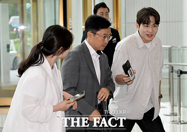 이승민 롯데알미늄 대표(가운데)가 취재진 질문을 받으며 이동하고 있다. /박상민 기자