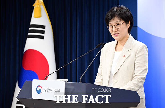 원민경 성평등가족부 장관이 15일 오후 서울 종로구 정부서울청사에서 2026년 하반기 업무보고 사전브리핑을 하고 있다. /임영무 기자