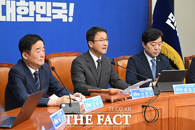 최고위원회의에서 모두발언하는 한병도 당대표 직무대행 겸 원내대표(가운데).