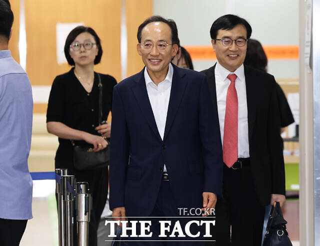 12·3 비상계엄 당시 국회의 계엄 해제 표결을 방해한 혐의를 받는 추경호 대구시장이 15일 서울 서초구 서울중앙지방법원에서 열린 내란중요임무종사 혐의 7차 공판에 출석하고 있다. /이새롬 기자