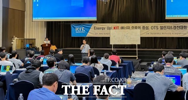 경남정보대 OTS 챌린지 현장에서 김봉수 사업 단장이 인사말을 하고 있다. /경남 정보대