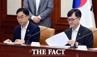  회의 자료 살피는 임기근 국무조정실장과 채이배 국무총리 비서실장 [포토]