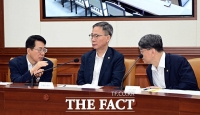  김용수 국무2차장과 대화 나누는 황종우 해수부 장관 [포토]