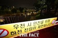  홍수주의보 발령된 목감천...물에 잠긴 산책로 [TF사진관]