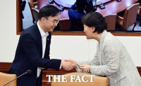  송미령 장관과 인사 나누는 채이배 신임 국무총리 비서실장 [포토]