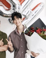  김수현, 1년 4개월 만에 활동 재개…광고 촬영 진행