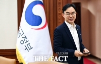  비상경제점검회의 참석한 채이배 신임 국무총리 비서실장 [포토]