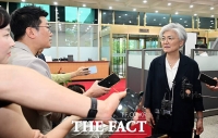  취재진 질문에 답하는 강경화 주미 대사 [포토]