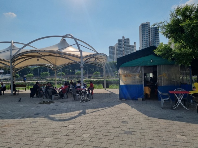 서울 광진구는 30여 년간 중랑천 국유지를 무단 점유해 온 불법 시설물의 자진 철거를 이끌어냈다고 16일 밝혔다. 사진은 중랑천 불법매점 자진철거 전 모습. /광진구