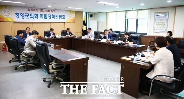 청양군의회가 15일 특별위원회 회의실에서 제10대 의회 출범 이후 첫 의원 정책간담회를 열고 있다. /청양군의회
