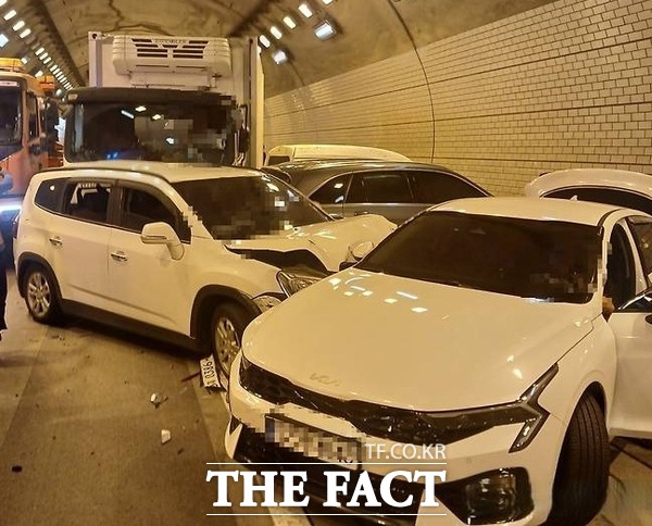 16일 오후 1시 44분쯤 대전남부순환고속도로 안영IC 방향 구봉터널에서 6중 추돌사고가 발생했다. /대전소방본부