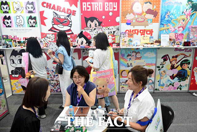 16일 서울 강남구 코엑스에서 열린 '캐릭터 라이선싱 페어 2026·보드게임콘 2026'을 찾은 관람객들이 부스를 둘러보고 있다. /이새롬 기자
