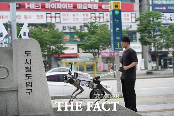 대전교통공사는 16일 한국전자통신연구원(ETRI)과 협력해 AI 기반 시각장애인 길 안내 로봇의 도시철도 현장 실증을 지원한다. 노은역에서 현장 실증 중인 시각장애인 안내 로봇. /대전교통공사