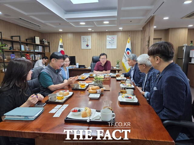 장기수 천안시장이 15일 오전 7시 30분 시장실에서 열린 조찬 간담회에서 강공협회 기업인들과 AI 시대 대응 방안을 논의하고 있다. /천안시