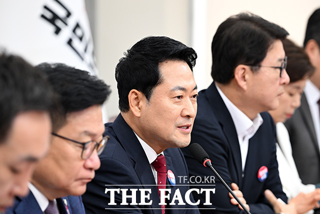 최고위원회의에서 발언하는 장 대표.