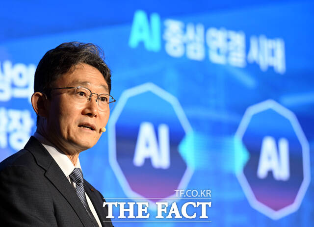 박윤영 KT대표가 지난 6일 서울 광진구 풀만 앰배서더 서울 이스트폴 호텔에서 취임 첫 기자간담회를 열고 AI 데이터센터 확보 전략 등을 발표하고 있다. /이새롬 기자
