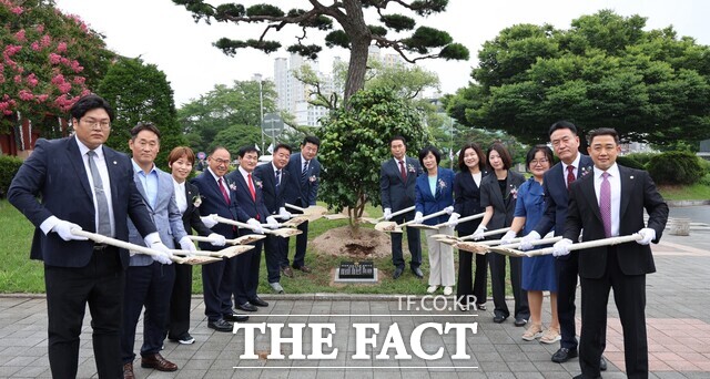 서산시의회 의원들이 16일 개원식에 앞서 기념식수를 하고 기념촬영을 하고 있다. /서산시의회.