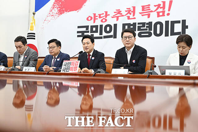 최고위원회의에서 발언하는 장 대표.
