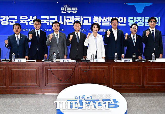 더불어민주당과 정부가 16일 통합 국군사관학교 창설을 위한 당정협의회를 열고 육·해·공군 사관학교 통합 방안을 위해 머리를 맞댔다. 사진은 16일 국회에서 열린 '스마트강군 육성, 국군사관학교 창설방안 당정협의'에 참석해 기념사진 촬영을 하고 있는 김병주 의원(왼쪽부터), 진성준 국방위원장, 안규백 국방부 장관, 한병도 민주당 대표 직무대행 겸 원내대표, 한정애 정책위의장, 방상혁 의원, 박선원 의원, 김성회 의원. /국회=배정한 기자