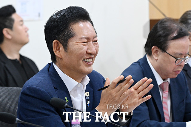'검사 권력 오남용 사례로 본 형사소송법 개정 토론회' 참석해 발언하는 정 전 대표(오른쪽).