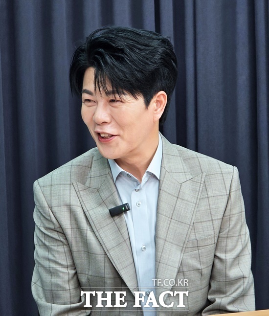 '무명전설' TOP7 이루네가 펼쳐보인 비장의 무기는 단연 독창적인 창법과 리드미컬한 퍼포먼스였다.<더팩트> '강일홍의 스페셜 영상인터뷰'에서 무명을 딛고 새로운 전설을 써 내려가고 있는 가수 이루네를 초대해 그의 어제와 오늘, 그리고 내일에 대한 진솔한 이야기를 직접 들어봤다. /이나래 기자