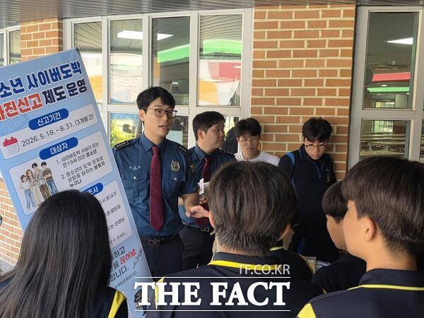대전서부경찰서 학교전담경찰관(SPO)이 대전내동중학교에서 청소년 도박 예방 교육을 직접 지도하고 있는 모습. /정예준 기자