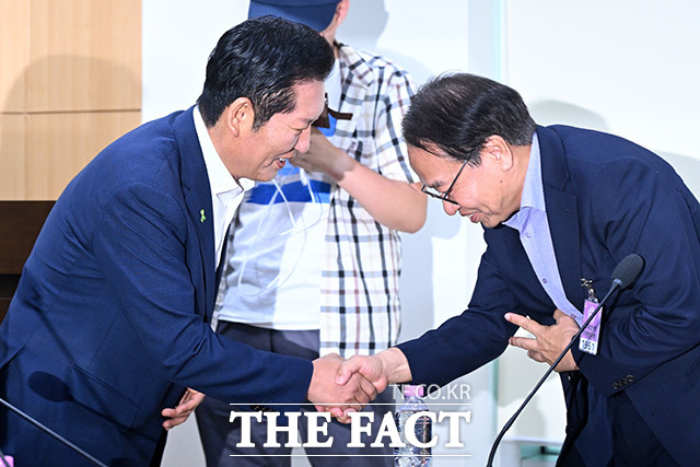 '검사 권력 오남용 사례로 본 형사소송법 개정 토론회' 참석해 발언하는 정 전 대표(오른쪽).