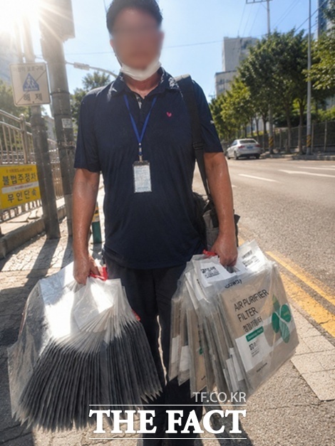 14년째 방문점검원으로 일하는 윤우석(52) 씨는 