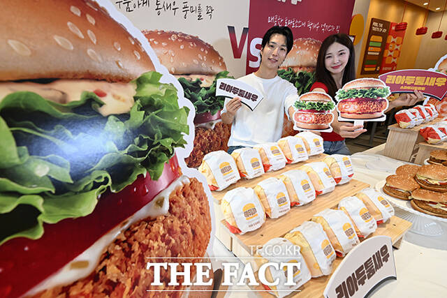 롯데리아 신제품 '리아 두툼새우'와 '리아 두툼새우 스파이스 토마토' 출시 행사가 16일 오전 서울 서대문구 롯데리아 서대문역점에서 열린 가운데 모델들이 신제품을 선보이고 있다. /김성렬 기자