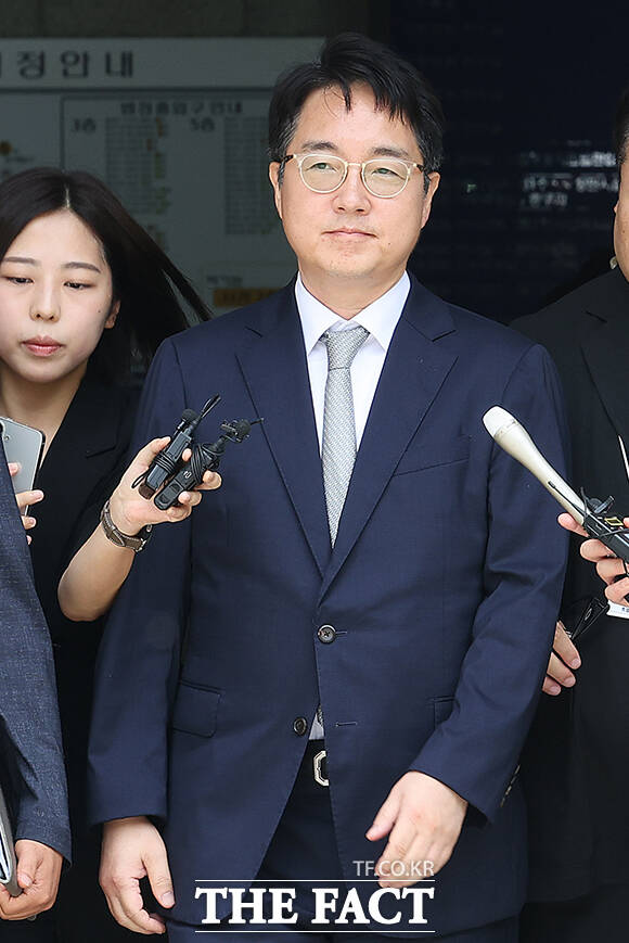 내란 중요임무종사와 직권남용 권리행사방해 혐의를 받고 있는 심우정 전 검찰총장(가운데)이 16일 오후 서울 서초구 서울중앙지방법원에서 열린 구속 전 피의자 심문을 마친 뒤 법원을 나서고 있다. /사진공동취재단