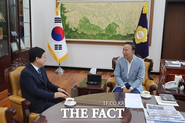 박덕흠 국회부의장이 16일 오전 11시 국회부의장실에서 최교진 사회부총리 겸 교육부장관을 접견하고 있다. /박덕흠 부의장실