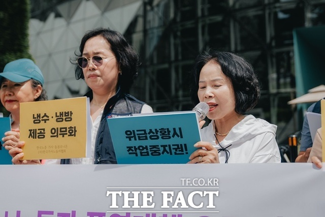 가사관리사와 렌털가전 방문점검원처럼 근무지를 이동하며 실내에서 일하는 노동자들도 폭염에 노출되고 있지만 특수고용노동자라는 신분으로 산업안전보건법 사각지대에 놓여있다. 사진은 지난달 24일 가사·돌봄유니온이 가사관리 노동자의 폭염대책을 요구하는 모습. /한국노동조합총연맹 전국연대노조 가사·돌봄유니온